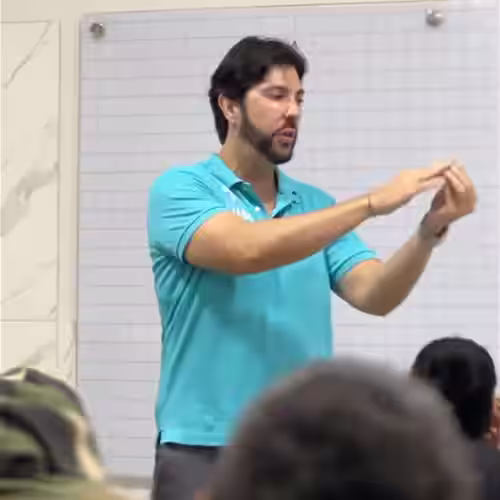 Dr. Ricardo Caiado explicando um conceito para o público durante a palestra